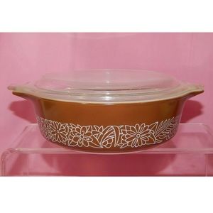 Set of 2 Sm Brown Woodlands Pyrex Bowls w/Lids